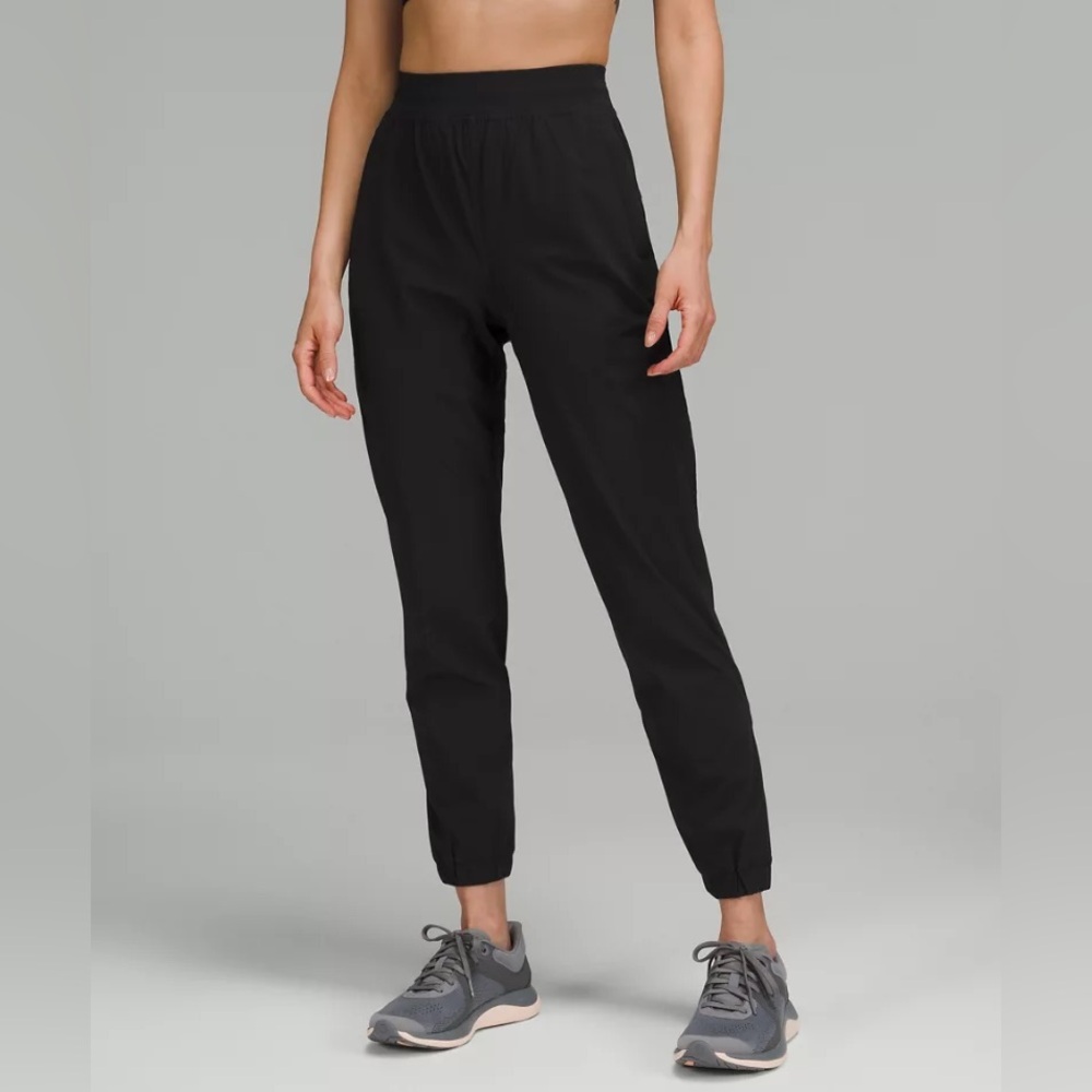 Lululemon Adapted State High-Rise Jogger
Asia Fit